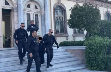 Προφυλακιστέα η 49χρονη που περιέλουσε με βενζίνη και έβαλε φωτιά στον σύζυγο της