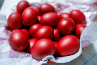 Πάσχα βάψιμο αυγών κόκκινα αυγά