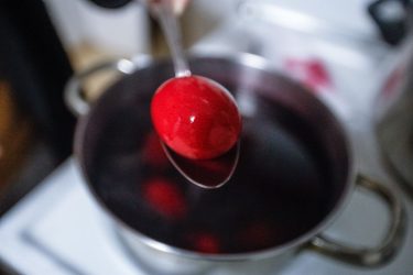 Γιατί βάφουμε κόκκινα αυγά την Μεγάλη Πέμπτη