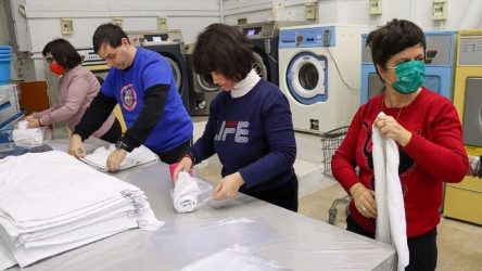Θεσσαλονίκη: Το ξεχωριστό πλυντήριο που διώχνει τις γκρίζες σκιές από ρούχα και τις ψυχές