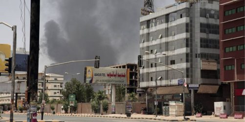 Σουδάν: Συγκλονίζει εγκλωβισμένος Ελληνας – «Δεν έχουμε ρεύμα, ακούγονται συνεχώς εκρήξεις»