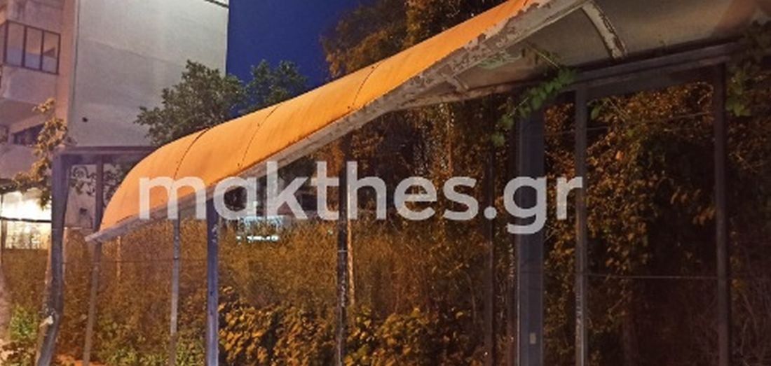 φορτηγό παρέσυρε στέγη στάσης του ΟΑΣΘ στην Καλαμαριά