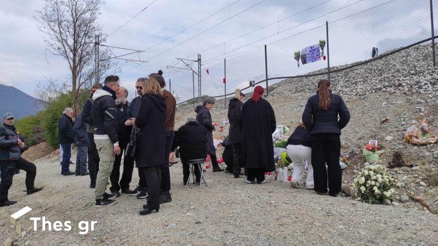 Τραγωδία στα Τέμπη μνημόσυνο στο σημείο συγγενείς των θυμάτων