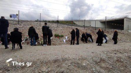 Τραγωδία στα Τέμπη μνημόσυνο στο σημείο συγγενείς των θυμάτων