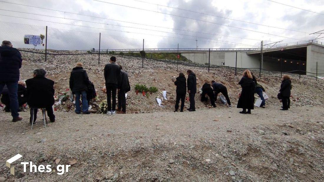 Τραγωδία στα Τέμπη μνημόσυνο στο σημείο συγγενείς των θυμάτων