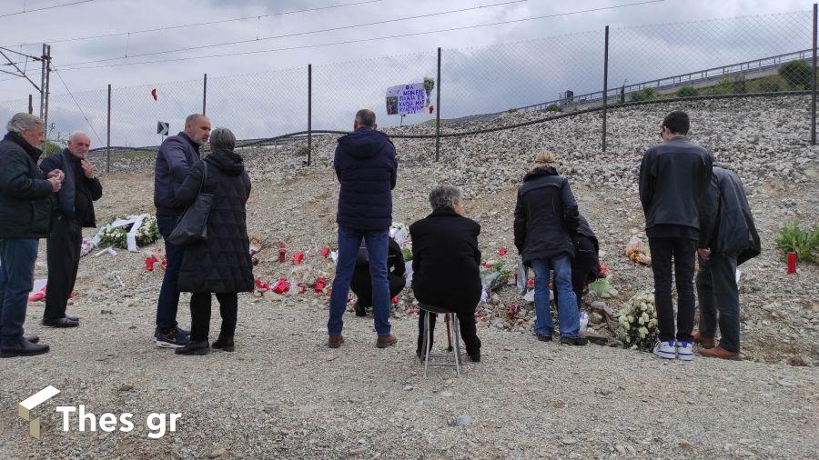 Τραγωδία στα Τέμπη μνημόσυνο στο σημείο συγγενείς των θυμάτων