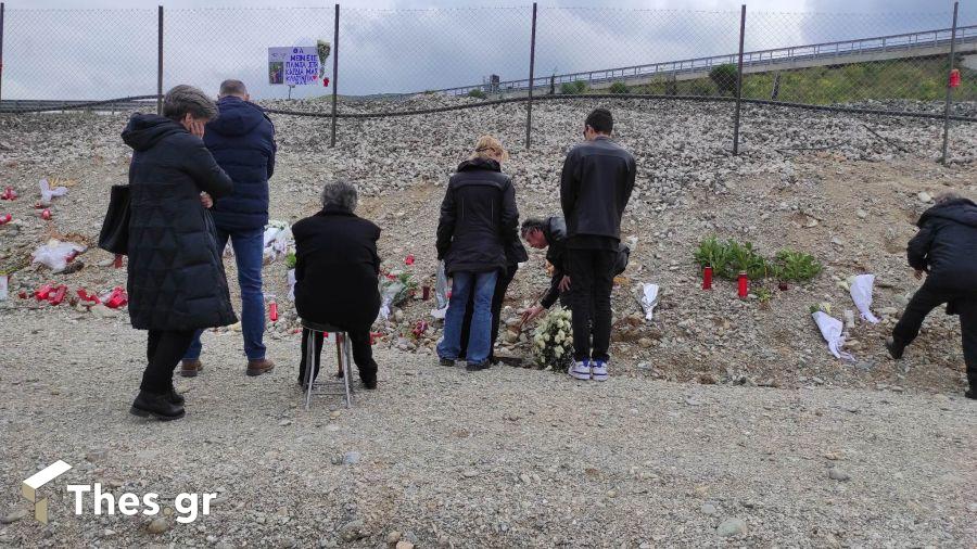 Τραγωδία στα Τέμπη μνημόσυνο στο σημείο συγγενείς των θυμάτων