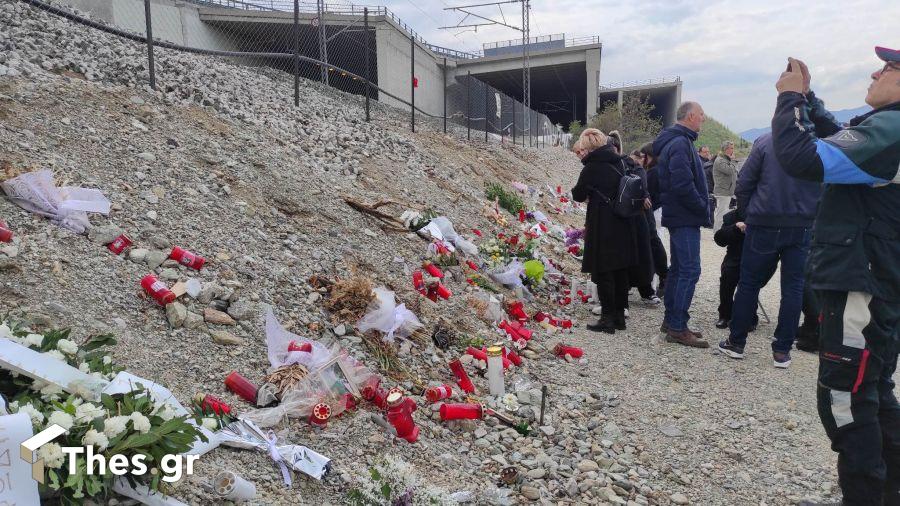 Τραγωδία στα Τέμπη μνημόσυνο στο σημείο συγγενείς των θυμάτων