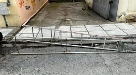 Θεσσαλονίκη: Εβαλε σκάλα έξω από το σπίτι του για να κρατήσει θέση πάρκινγκ