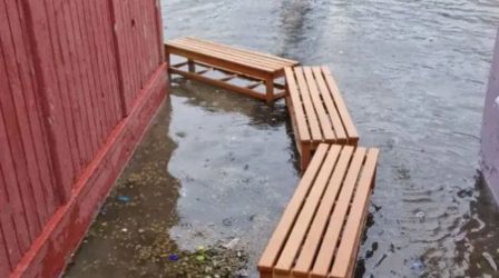 Τρίκαλα: Εφτιαξαν αυτοσχέδια γέφυρα με καθίσματα σε σχολείο για να φύγουν τα παιδιά  (ΒΙΝΤΕΟ)