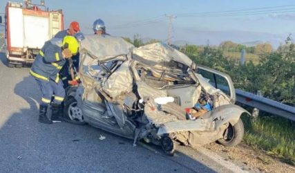 Δύο νεκροί μετά από σύγκρουση ΙΧ με φορτηγό στα Τρίκαλα (ΦΩΤΟ)