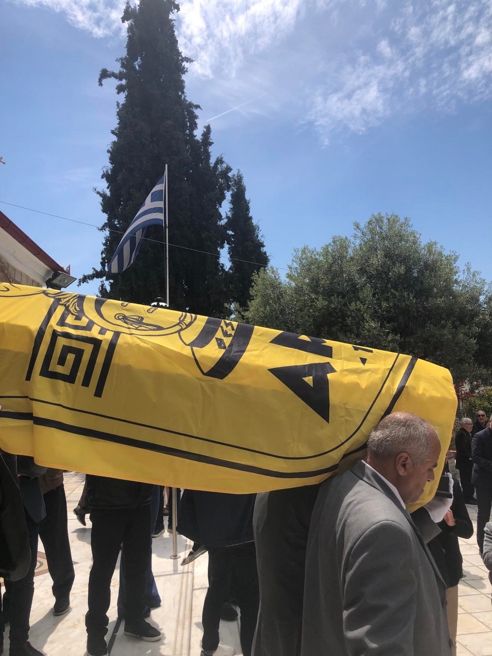 πρώην πρόεδρος του Αρη Νίκος Τσαρούχας κηδεία
