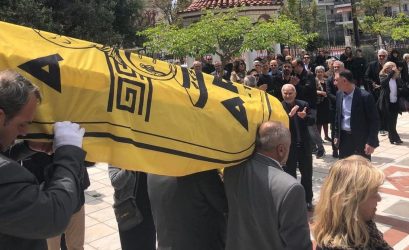 Θλίψη στην κηδεία του Νίκου Τσαρούχα – Σκεπασμένο με την σημαία του Αρη το φέρετρο του (ΦΩΤΟ)