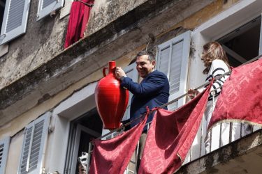 Τίμησε τα έθιμα της Κέρκυρας ο Αλέξης Τσίπρας – Πέταξε «μπότη» (ΦΩΤΟ)