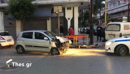 Θεσσαλονίκη: Οχημα έπεσε σε τζαμαρία καταστήματος μετά από τροχαίο στον Εύοσμο