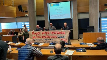 Θεσσαλονίκη: Διαμαρτυρία εργαζομένων του δήμου στο δημοτικό συμβούλιο (ΦΩΤΟ)