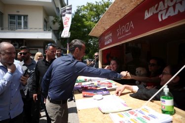 Μητσοτάκης: Οι χειραψίες στα περίπτερα ΣΥΡΙΖΑ και ΠΑΣΟΚ στην Κυψέλη (ΦΩΤΟ)