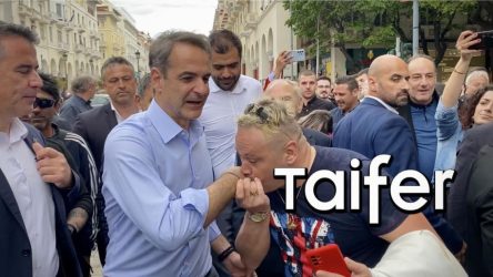 Θεσσαλονίκη: Φίλησαν το χέρι του Μητσοτάκη – “Νάτος ο πρωθυπουργός!” (ΒΙΝΤΕΟ & ΦΩΤΟ)