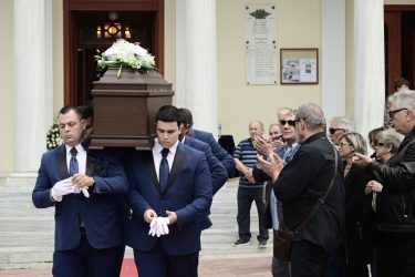 Συγκίνηση στο τελευταίο “αντίο” στον Γιάννη Βογιατζή (ΦΩΤΟ)