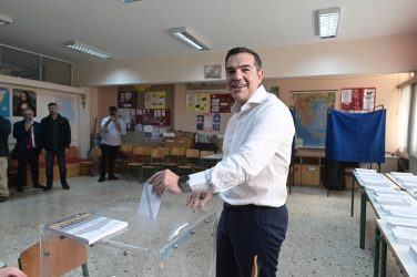 Εκλογές 2023: Ψήφισε στην Κυψέλη ο Αλέξης Τσίπρας – «Η αλλαγή είναι στα χέρια του λαού»