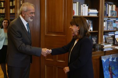 Ανέλαβε υπηρεσιακός πρωθυπουργός ο Γιάννης Σαρμάς – “Είναι συνταγματική υποχρέωση και καθήκον μου”