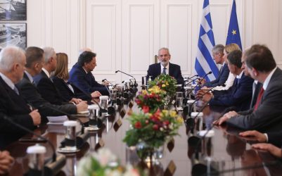 Σαρμάς στο υπουργικό συμβούλιο: “Εντοπίστε τους κινδύνους, στόχος η ομαλή λειτουργία του κράτους”