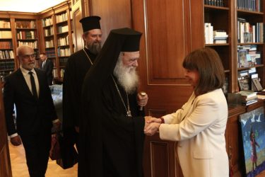 Mε τον Αρχιεπίσκοπο Ιερώνυμο συναντήθηκε η Σακελλαροπούλου (ΦΩΤΟ)