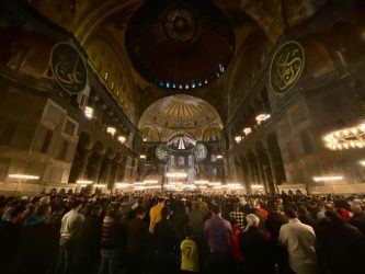 Εκλογές στην Τουρκία: Κοσμοσυρροή στην Αγία Σοφία για τον πανηγυρισμό της νίκης του Ερντογάν (ΒΙΝΤΕΟ & ΦΩΤΟ)