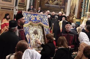 Μητρόπολη Αθηνών: Παρατείνεται η παραμονή της εικόνας της Παναγίας του «Άξιον Εστί»