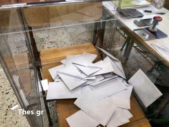 Θεσσαλονίκη: Δικαστική εκπρόσωπος ξέχασε τα ψηφοδέλτια – Κατέληξαν στην ανακύκλωση