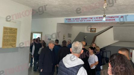Χειμάρρα: Πλήθος κόσμου στις κάλπες για να στηρίξει τον Φρέντι Μπελέρη