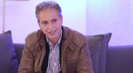 Δημήτρης Κόκοτας: “Φορτίζομαι συναισθηματικά όταν λέω τραγούδια του πατέρα μου”