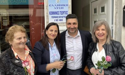 Γ. Κομνηνός: Χάρισε τριαντάφυλλα στη Γιορτή της Μητέρας (ΦΩΤΟ)