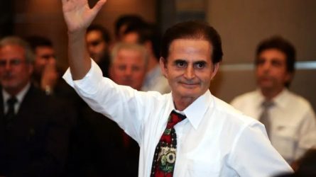 Κωνσταντίνος Παπανικόλας: «Τρίτο άτομο ήθελε να αποσπάσει τις μετοχές του», αποκαλύπτει ο δικηγόρος του