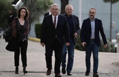 Η ατάκα Κουτσούμπα πριν το debate: “Βάλαμε γραβάτα, είναι και βράδυ να είμαστε σουλουπωμένοι”