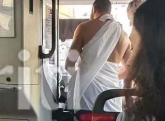 Τουρίστες ντύθηκαν αρχαίοι Ελληνες και τράβηξαν τα βλέμματα σε λεωφορείο (ΒΙΝΤΕΟ)