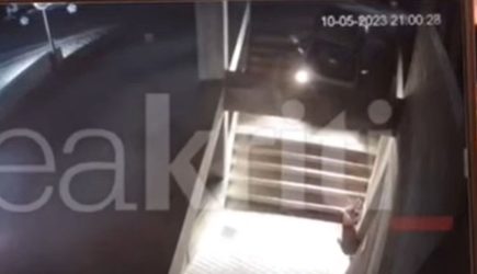 Οδηγός κατέβηκε τις σκάλες… με το αυτοκίνητο (ΒΙΝΤΕΟ)