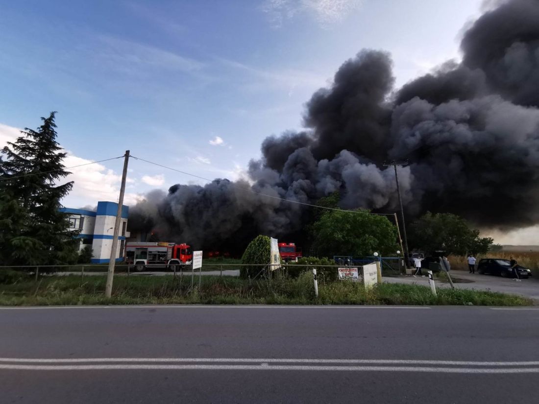 Λάρισα φωτιά παλιό εργοστάσιο με μοκέτες