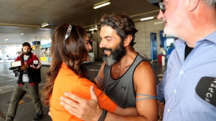 Survivor All Star: Επέστρεψε στην Ελλάδα ο Σπύρος Μαρτίκας – Τον υποδέχθηκε η Βρισηίδα Ανδριώτου (ΦΩΤΟ)