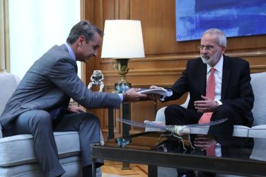 Τι περιλαμβάνει ο ογκώδης φάκελος που παρέδωσε ο Κυριάκος Μητσοτάκης στον Ιωάννη Σαρμά