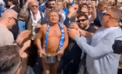 Νάπολι: Hθοποιός έκανε γυμνός παρέλαση μετά την κατάκτηση του σκουντέτο (ΒΙΝΤΕΟ)