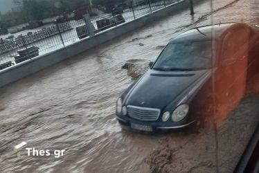 Πλημμύρισε δρόμος έξω από τα Γιαννιτσά – Το νερό κάλυπτε τις ρόδες αυτοκινήτων (ΦΩΤΟ)