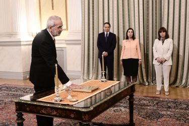 Εκλογές 2023: Ορκίστηκε υπηρεσιακός πρωθυπουργός ο Ιωάννης Σαρμάς (ΦΩΤΟ)