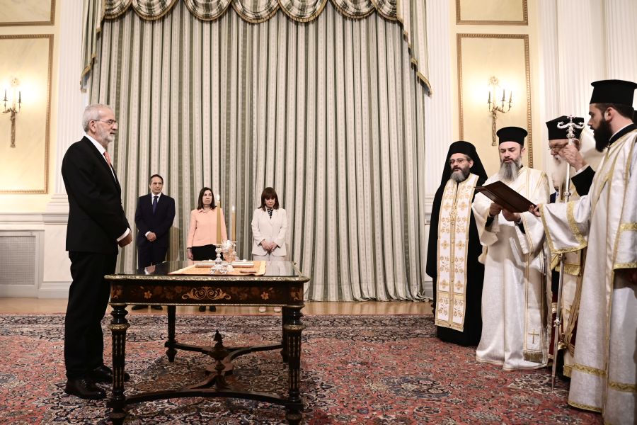 Ορκίστηκε υπηρεσιακός πρωθυπουργός ο Ιωάννης Σαρμάς