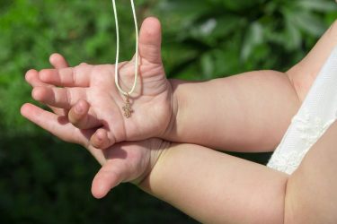 Σοκ στη Θεσσαλονίκη: Εκλεψαν τον σταυρό μωρού μετά τη βάπτιση