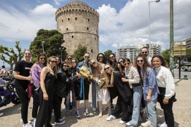 γυναικεία ομάδα Χάντμπολ ΠΑΟΚ φωτογραφίζονται με το τρόπαιο στον Λευκό Πυργο