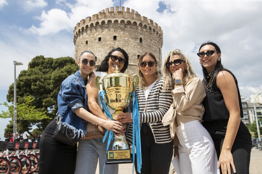 γυναικεία ομάδα Χάντμπολ ΠΑΟΚ φωτογραφίζονται με το τρόπαιο στον Λευκό Πυργο