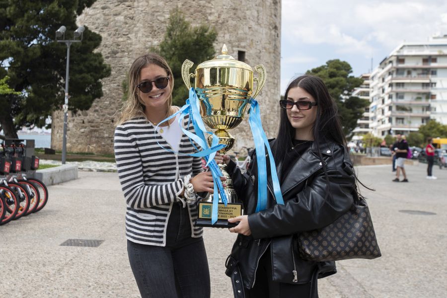 γυναικεία ομάδα Χάντμπολ ΠΑΟΚ φωτογραφίζονται με το τρόπαιο στον Λευκό Πυργο