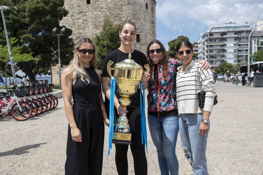 γυναικεία ομάδα Χάντμπολ ΠΑΟΚ φωτογραφίζονται με το τρόπαιο στον Λευκό Πυργο