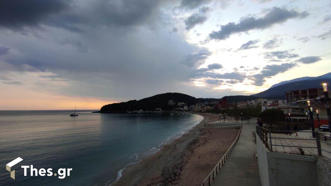 Χειμάρρα καιρός παραλία σύννεφα